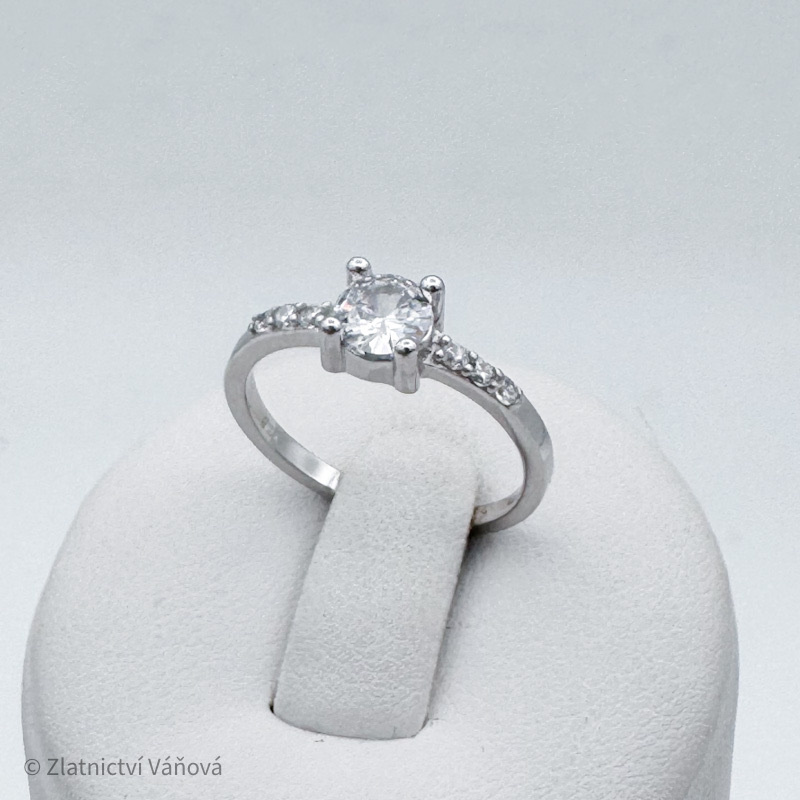 Stříbrný prsten se zirkony